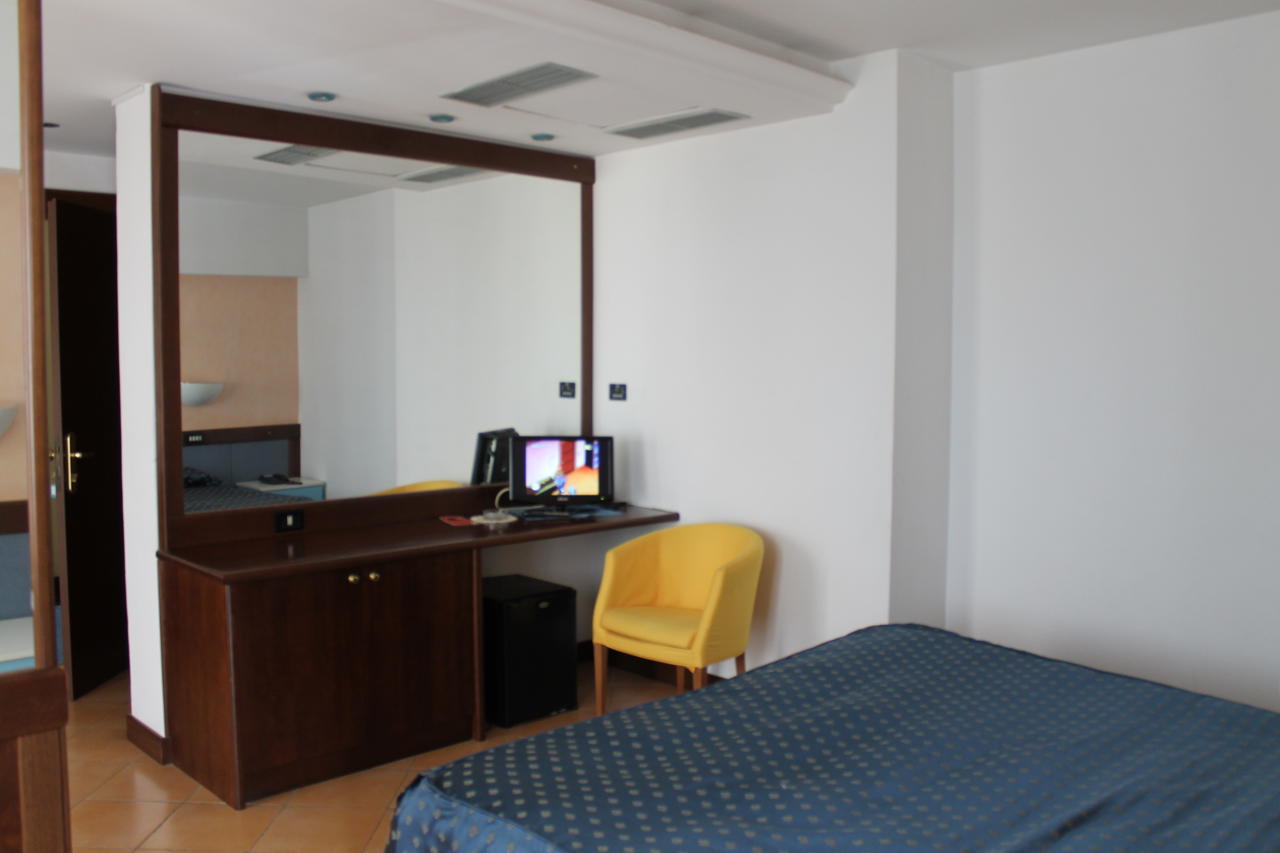 Hotel De La Ville & Centro Congressi Μπενεβέντο Εξωτερικό φωτογραφία